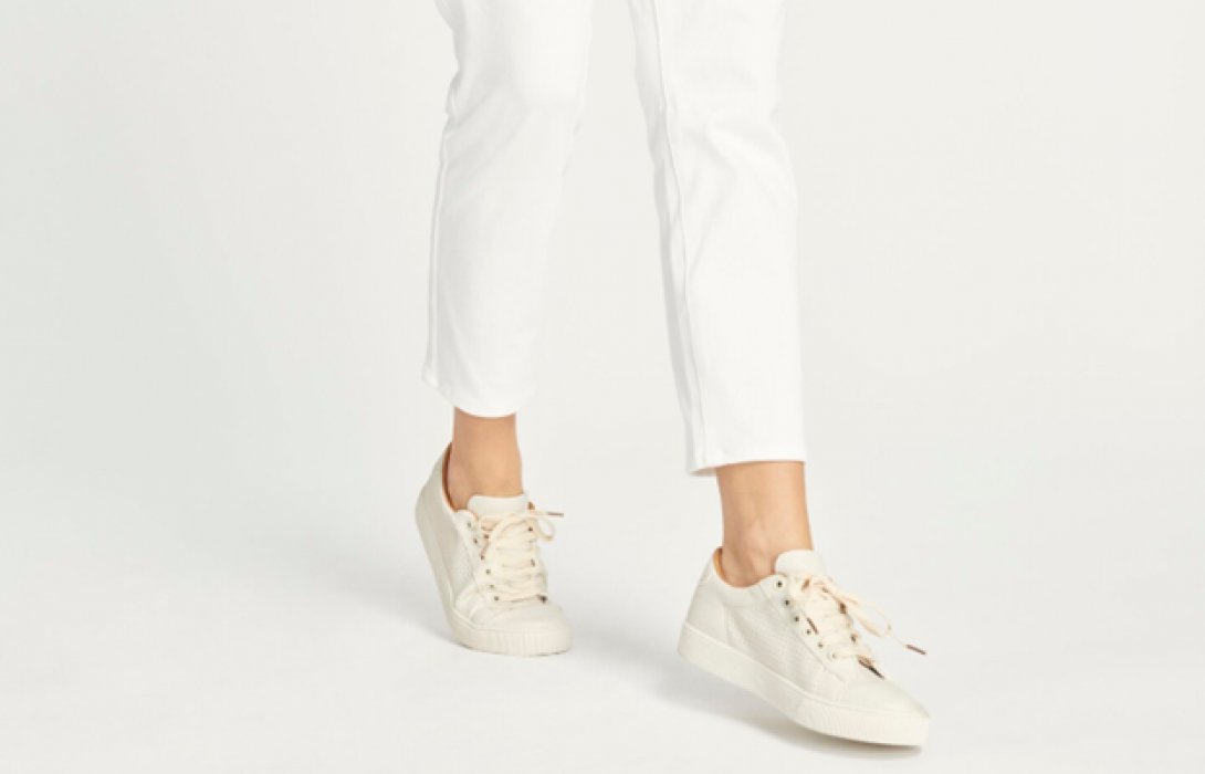 4 ไอเดียแมตช์รองเท้าผ้าใบแฟชั่นสำหรับผู้หญิง