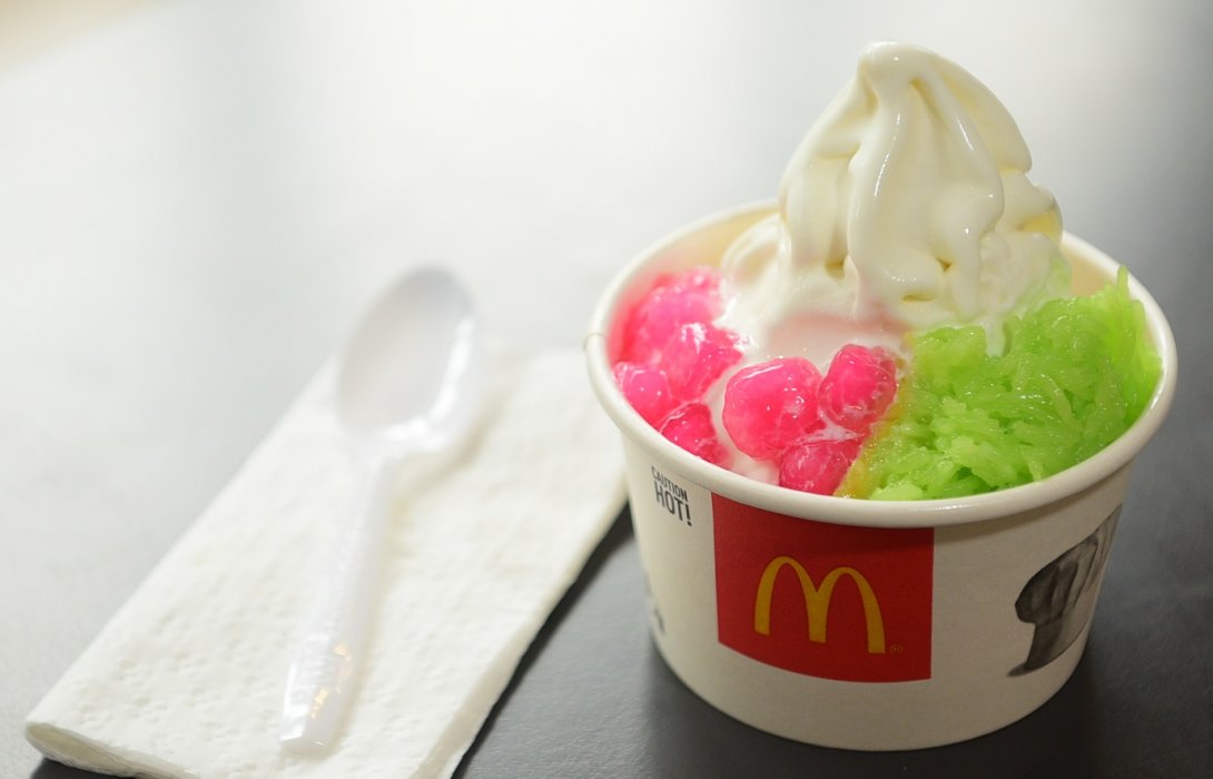 เมนูคลายร้อนสไตล์ไทย ‘ไอศกรีมทับทิมกรอบข้าวเหนียวมูนกะทิ’