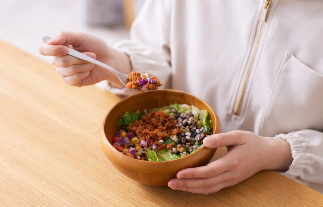 โปรตีนพืชต่างจากโปรตีนสัตว์อย่างไร? ทำไมคนรักสุขภาพถึงควรลอง