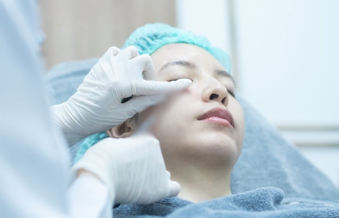 ฟิลเลอร์ใต้ตา เลือกฉีดยังไงไม่ให้อันตราย ลดความเสี่ยงเป็นก้อน