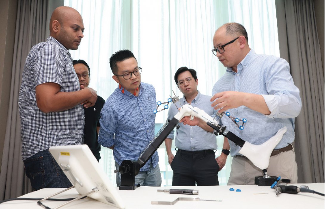 รพ.พระรามเก้า เปิด “PR9 Robotic Knee Arthroplasty Training Center” หุ่นยนต์ผ่าตัดข้อเข่า เพิ่มความแม่นยำ เจ็บน้อย ฟื้นตัวเร็ว ทางเลือกใหม่ของผู้ป่วยไทย