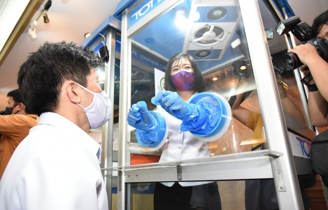 มันเริ่ดมาก!! รมว.ดีอีเอส ปรับตู้โทรศัพท์สาธารณะดัดแปลงเป็นตู้ COVID-19 Test Station หนุนโรงพยาบาล สู้ COVID -19