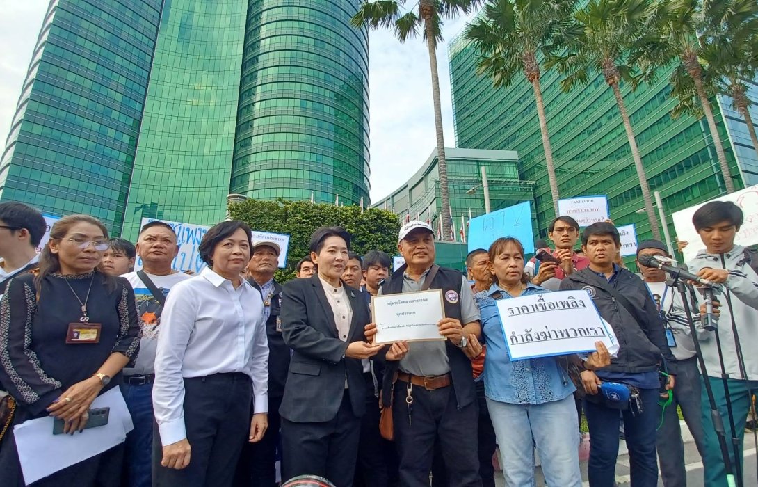 มาตามนัด! รถโดยสารฯ บุกพลังงาน ยื่น 4 ข้อเรียกร้อง ขู่ 7 วัน หากเมินปักหลักค้างคืน!