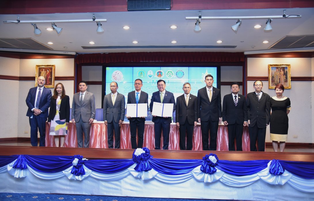 “สุริยะ” ผลักดัน ทช. MOU ร่วม 5 หน่วยงาน วางแนวอนุรักษ์ - ฟื้นฟูสิ่งแวดล้อม - ปกป้อง “โลมาอิรวดี” ก่อนตอกเสาเข็ม “สะพานข้ามทะเลสาบสงขลา”