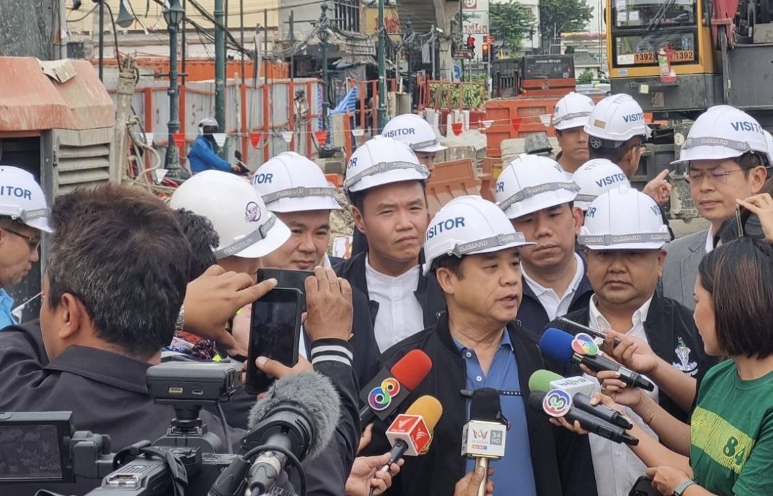 “สุริยะ” แสดงความเสียใจต่อครอบครัวผู้เสียชีวิตจากเหตุเหล็กเส้นกำแพงกันดินร่วงหล่นขณะกำลังก่อสร้าง มอบ รฟม. เยียวยาเต็มที่ 