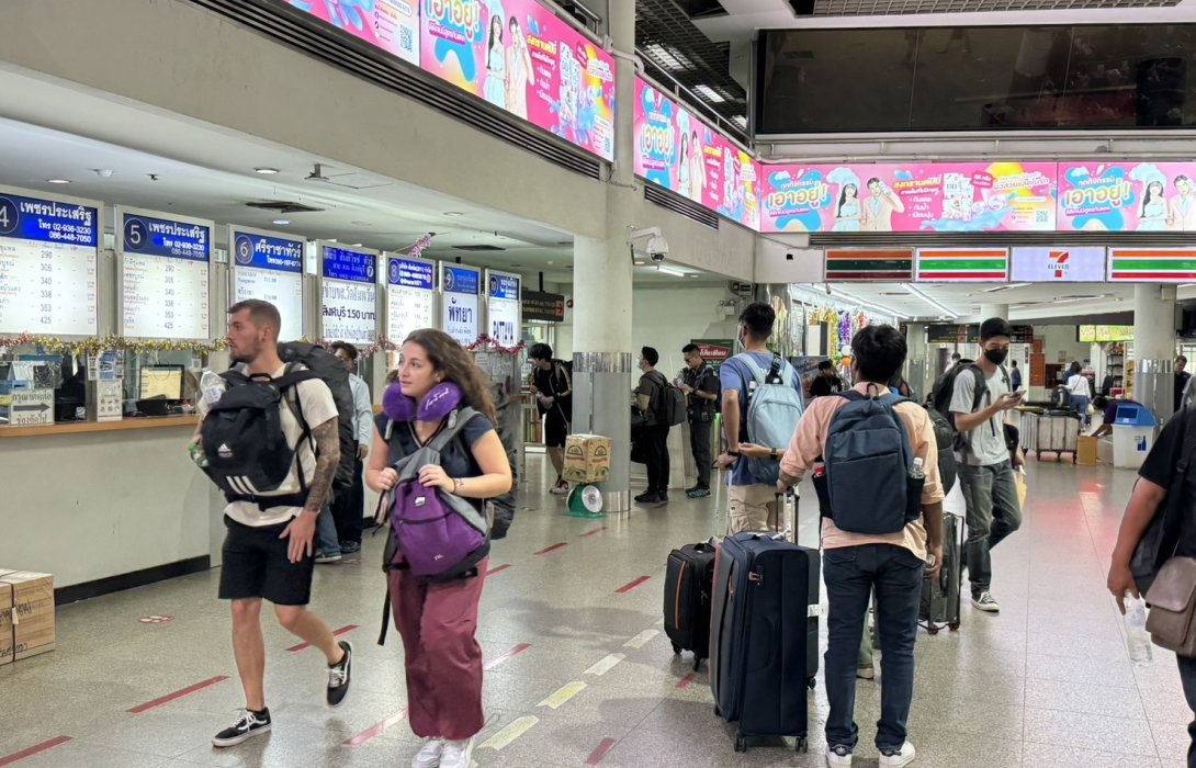 ประชาชนทยอยเดินทางกลับภูมิลำเนาอย่างต่อเนื่อง บขส.คาดวันนี้ปริมาณผู้โดยสารเดินทางหนาแน่นที่สุดกว่า 70,000 คน จัดรถโดยสารรองรับกว่า 4,000 เที่ยว มั่นใจเพียงพอ