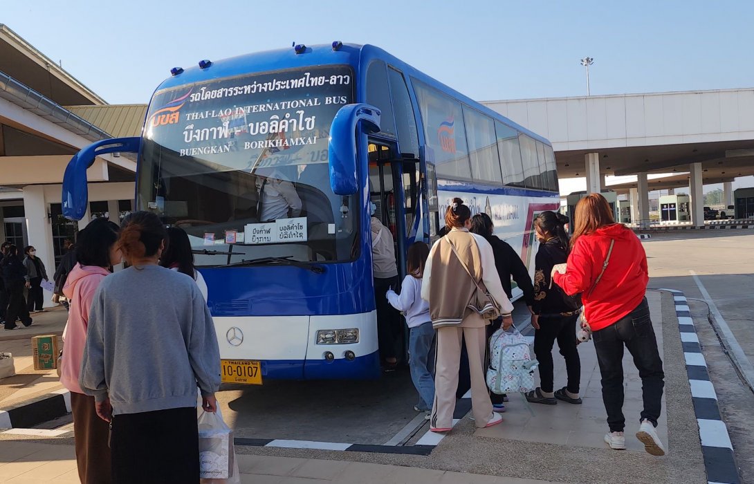 เปิดบริการแล้ว!! รถโดยสาร เส้นทางบึงกาฬ – บอลิคำไซ หนุนเศรษฐกิจการค้า – ท่องเที่ยวในพื้นที่ชายแดนลุ่มน้ำโขง