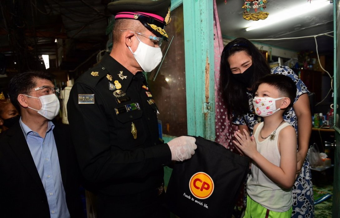 แม่ทัพภาคที่ 1 และ CPF ลงพื้นที่คลองเตย ร่วมส่งอาหารคุณภาพจากใจ...สู่ชุมชน