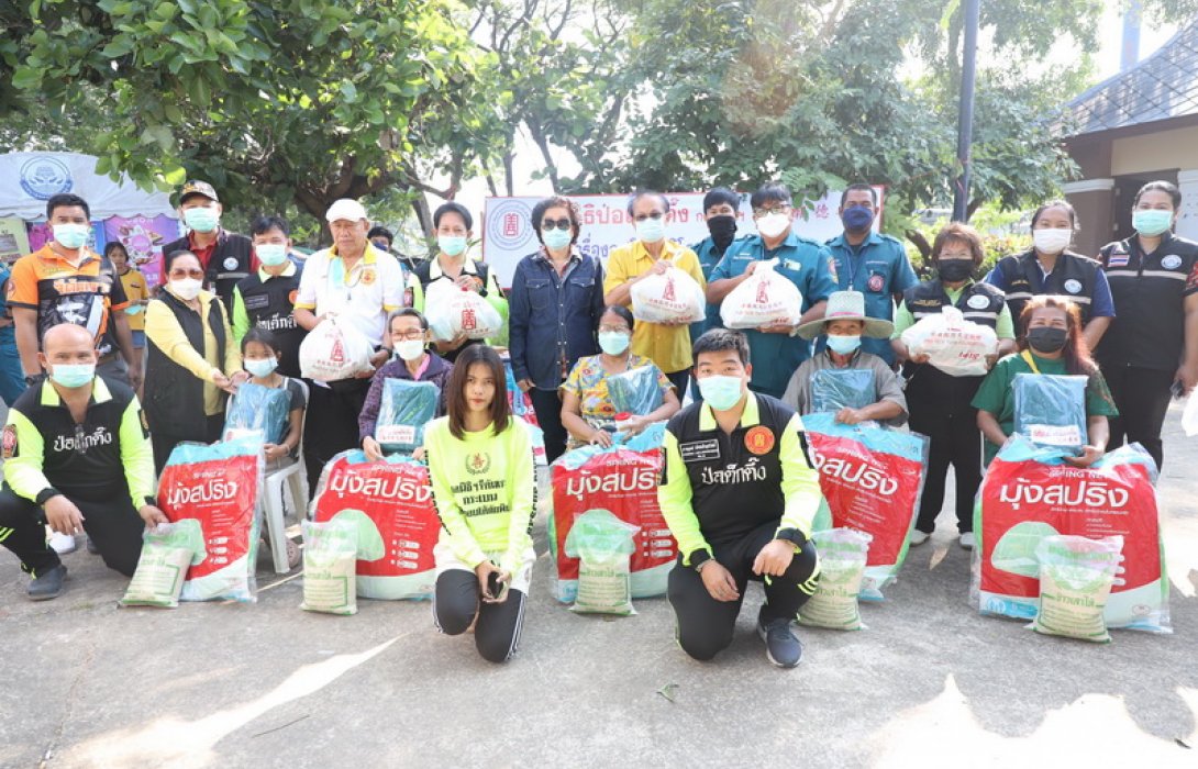 “มูลนิธิป่อเต็กตึ๊ง” ยกทัพผ้าห่ม-ถุงยังชีพ บรรเทาทุกข์ผู้ประสบภัยน้ำท่วมชาวอุบลฯ