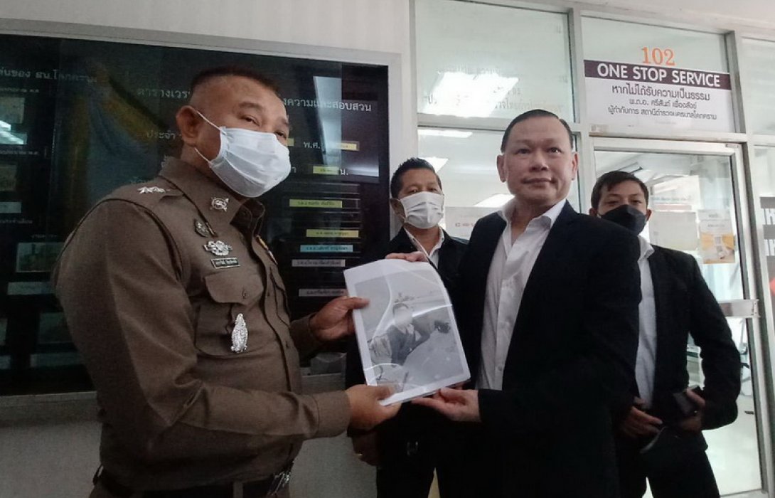 'สันธนะ' หอบหลักฐานสอบปม 7 ผู้เสียหาย อ้างโดนบ่อนอุ้มรีดเงิน แฉโกงเงินบ่อน 5 วัน กว่า 10 ล้าน