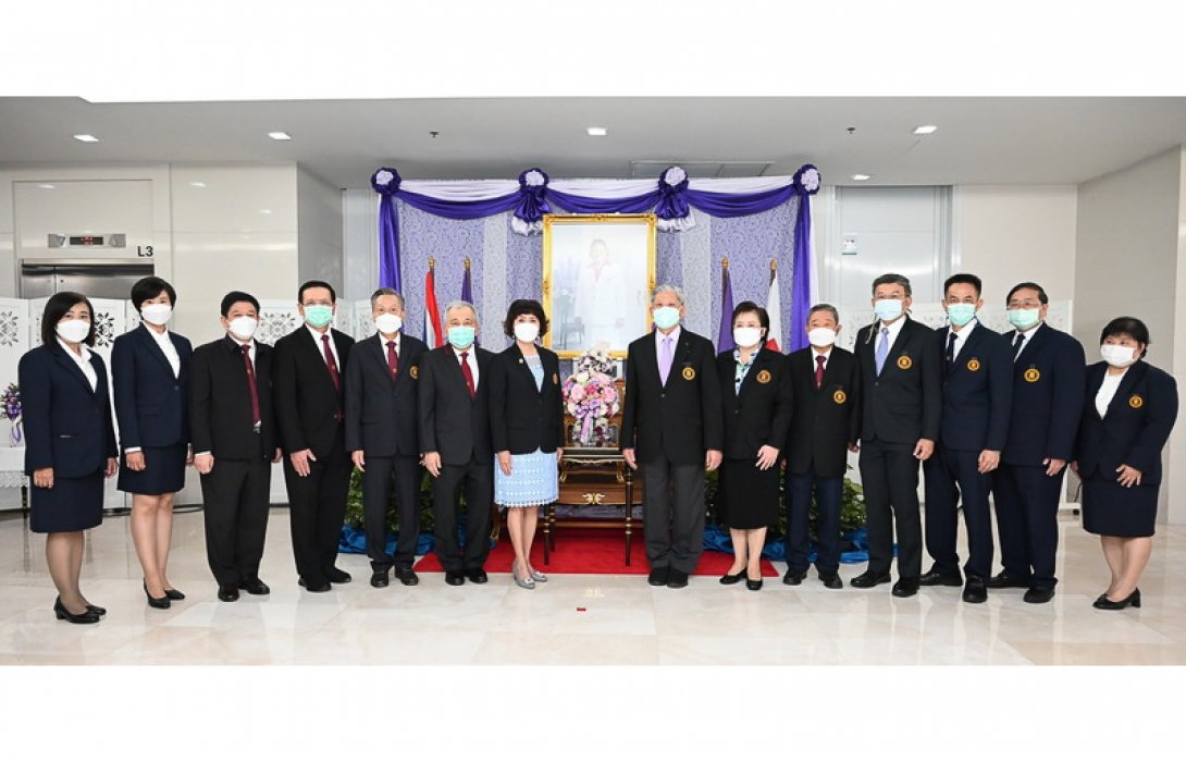 มูลนิธิป่อเต็กตึ๊ง ทูลเกล้าฯ ถวายแจกันดอกไม้ พร้อมลงนามถวายพระพร กรมสมเด็จพระเทพรัตนราชสุดาฯ