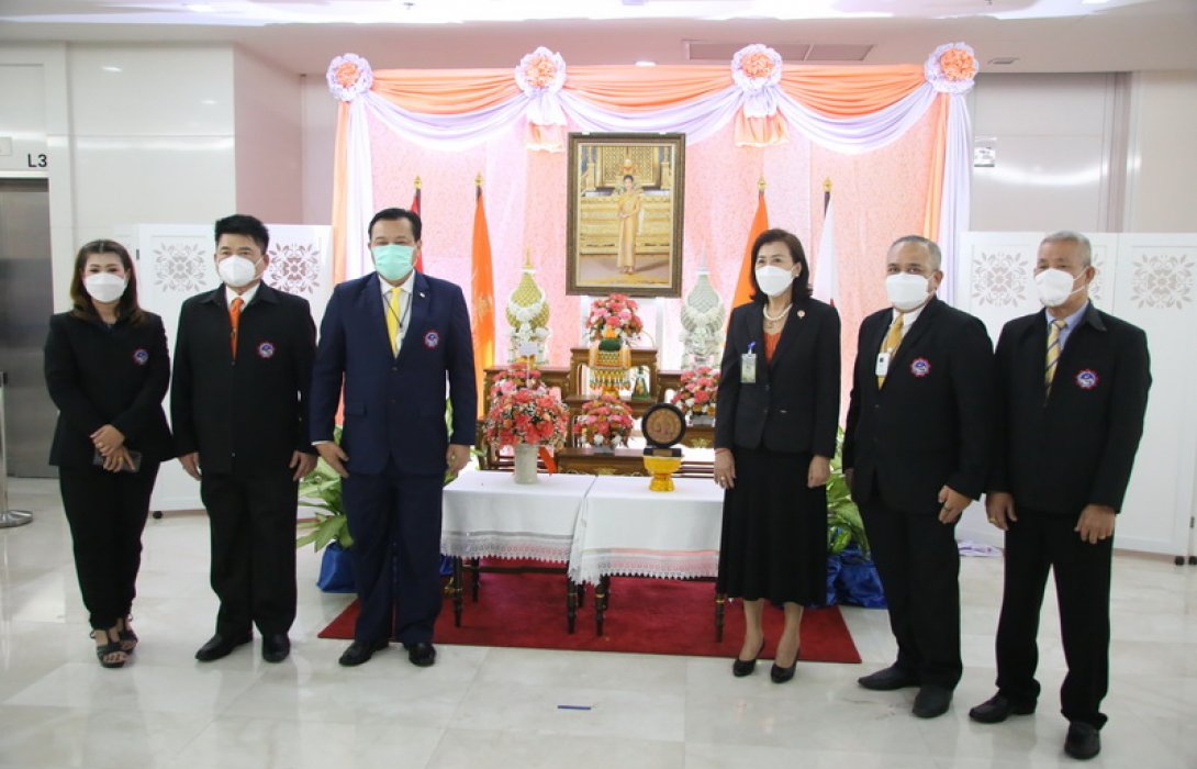 สภท. ทูลเกล้าฯ ถวายแจกันดอกไม้ พร้อมลงนามถวายพระพร “พระองค์ภาฯ”