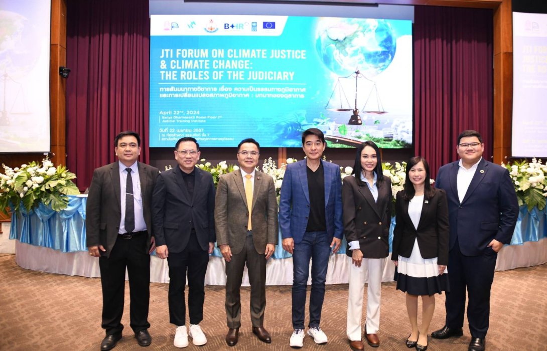  ก้อง-สหรัถ จับมือมูลนิธิคุณ ชวนแยกขยะ “วันคุ้มครองโลก” หนึ่งในการร่วมกิจกรรมวิชการ “ความเป็นธรรมทางภูมิอากาศและการเปลี่ยนแปลงสภาพภูมิอากาศกับบทบาทของตุลาการ” 