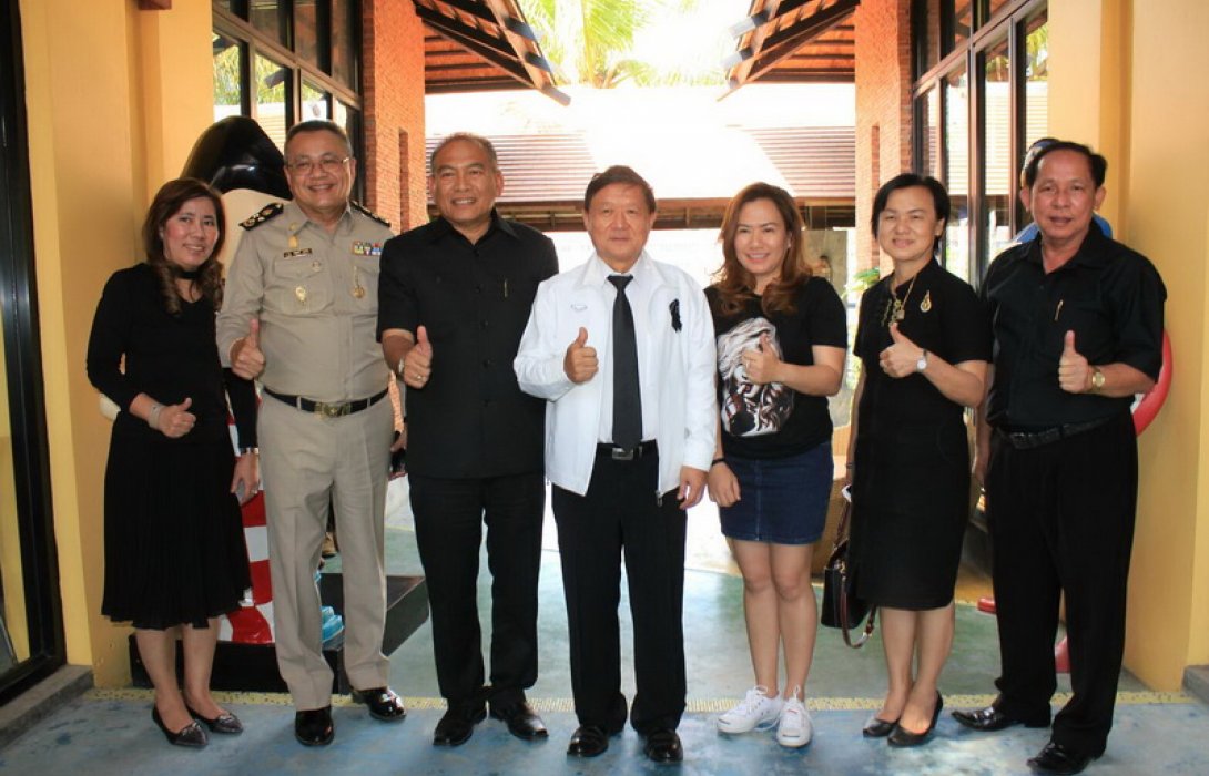 พบปะพูดคุย :