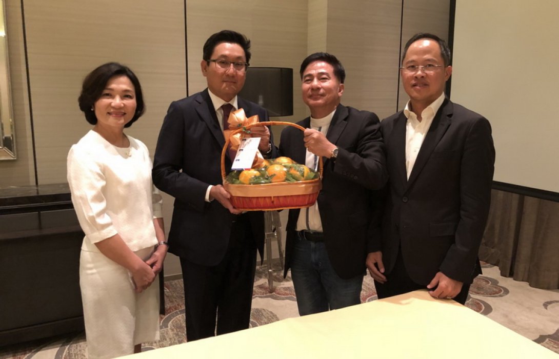  APM มอบกระเช้าแสดงความยินดีกับผู้จัดการตลาดหลักทรัพย์ ฯ คนใหม่  