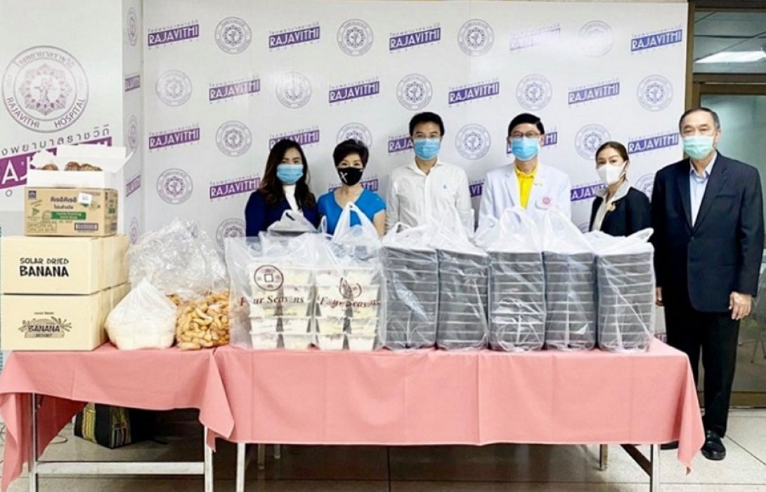 ทีมปชป.มอบอาหารให้โรงพยาบาลดูแลผู้ป่วยโควิด-19