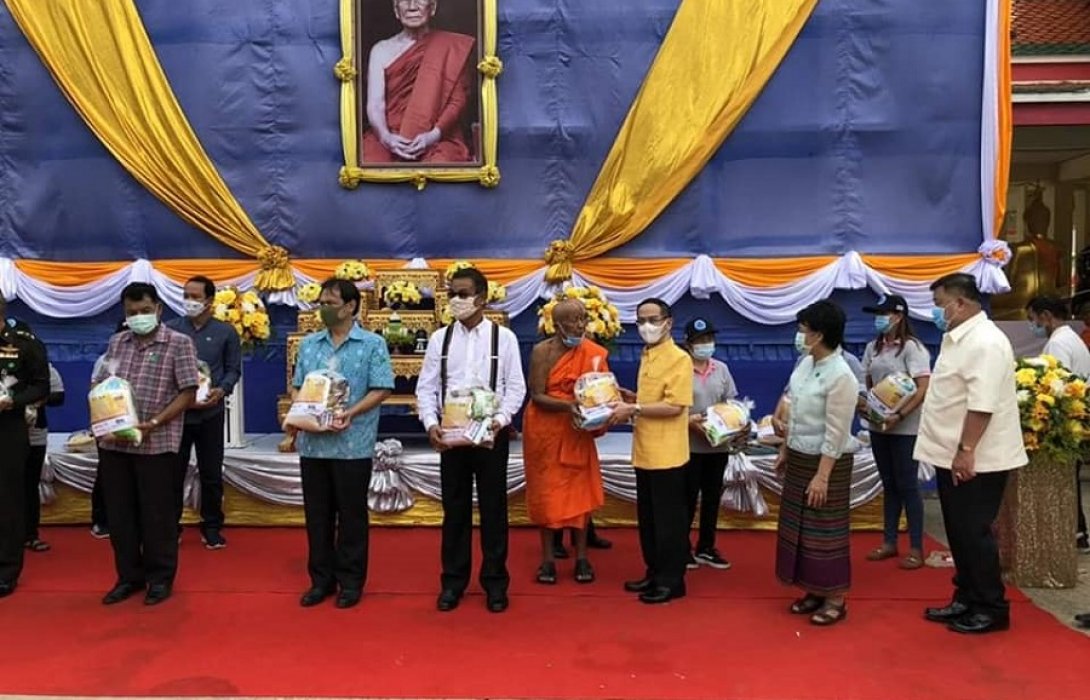 มอบถุงยังชีพช่วยประชาชน