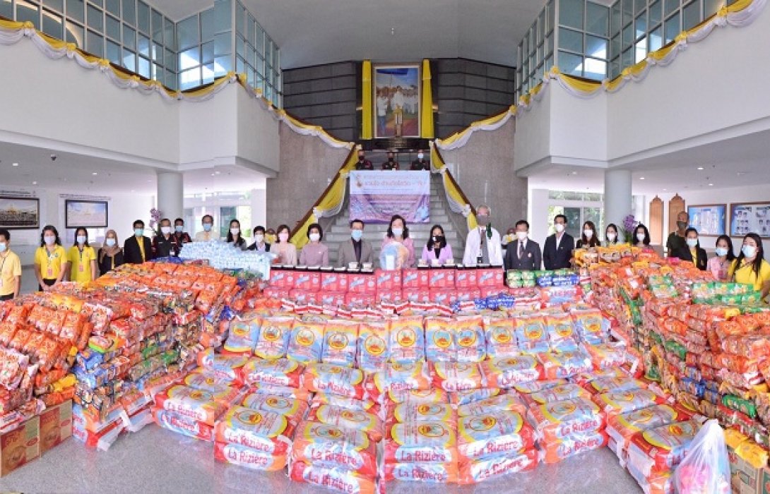 “รวมใจ ต้านภัยโควิด-19” มอบถุงยังชีพให้ชุนชนคลองเตย