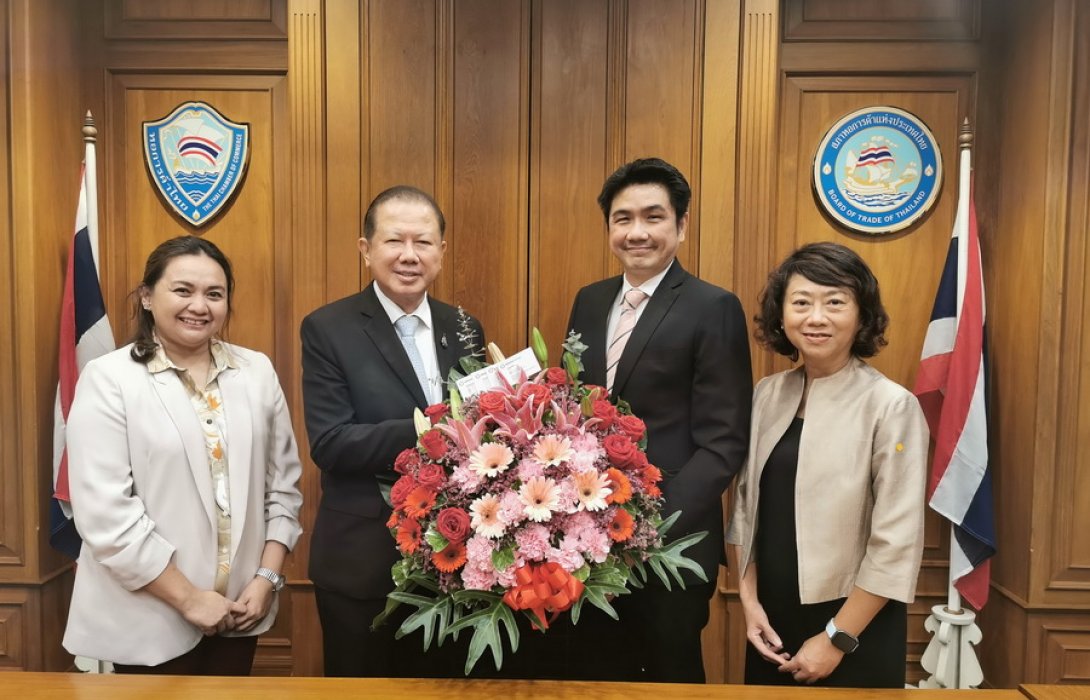 นำคณะผู้บริหารมอบกระเช้าดอกไม้แสดงความยินดี 