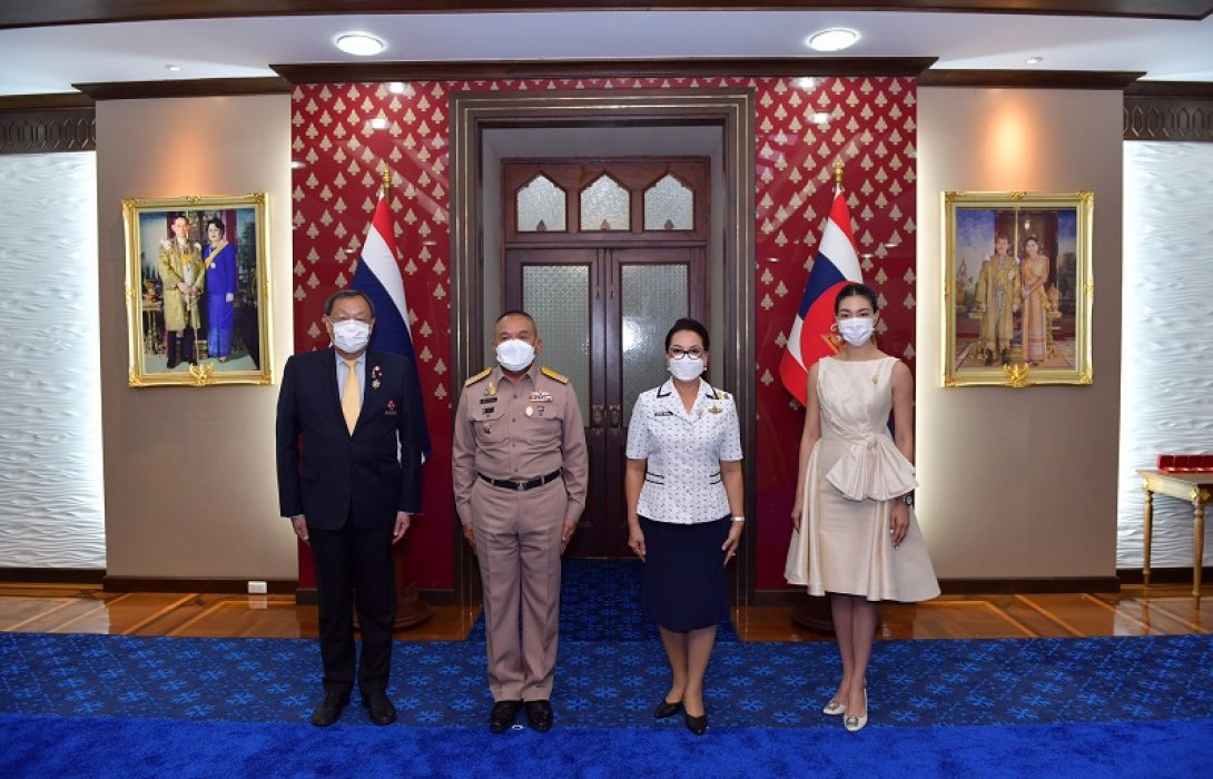 ผบ.ทร.มอบของที่ระลึกผู้สนับสนุนกาชาดคอนเสิร์ต  