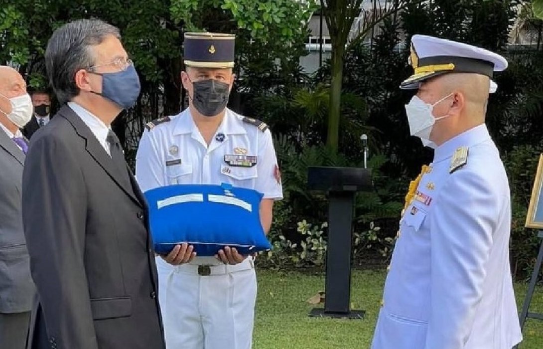 มอบเครื่องราชอิสริยาภรณ์