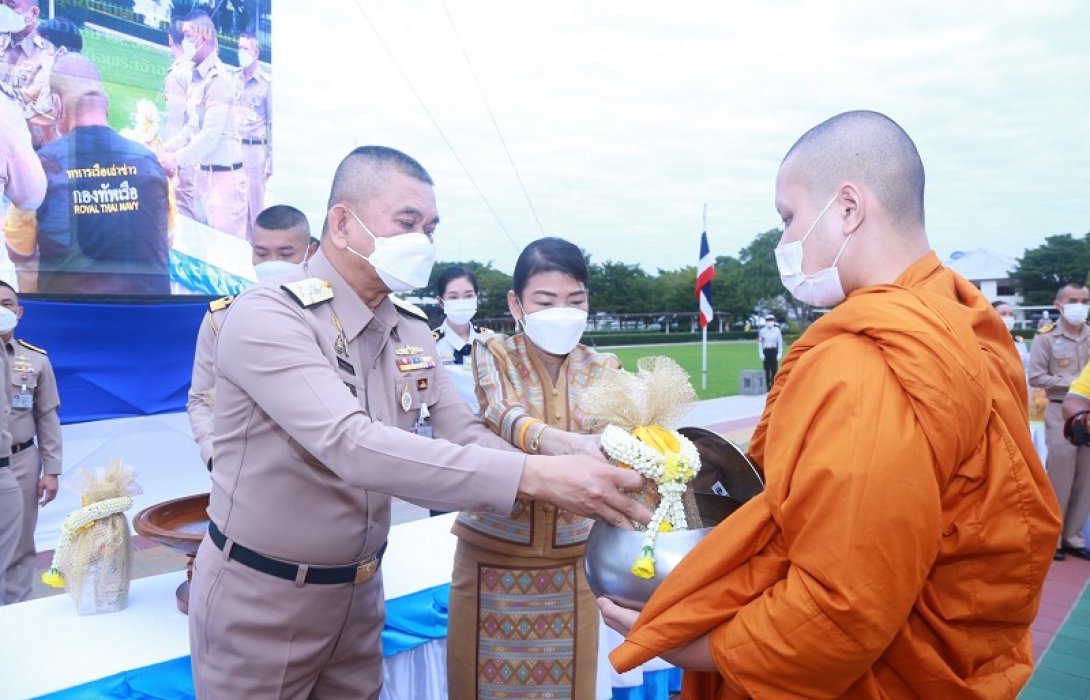 ผบ.ทร.เป็นประธานพิธีทำบุญตักบาตรพระใหม่ นนร.ชั้นปีที่ 5