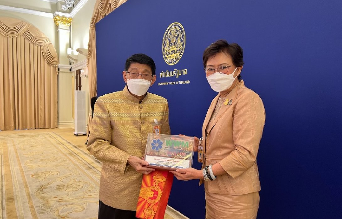 รมช.ศธ.เข้าพบรองนายกฯมอบโล่แสดงความขอบคุณ