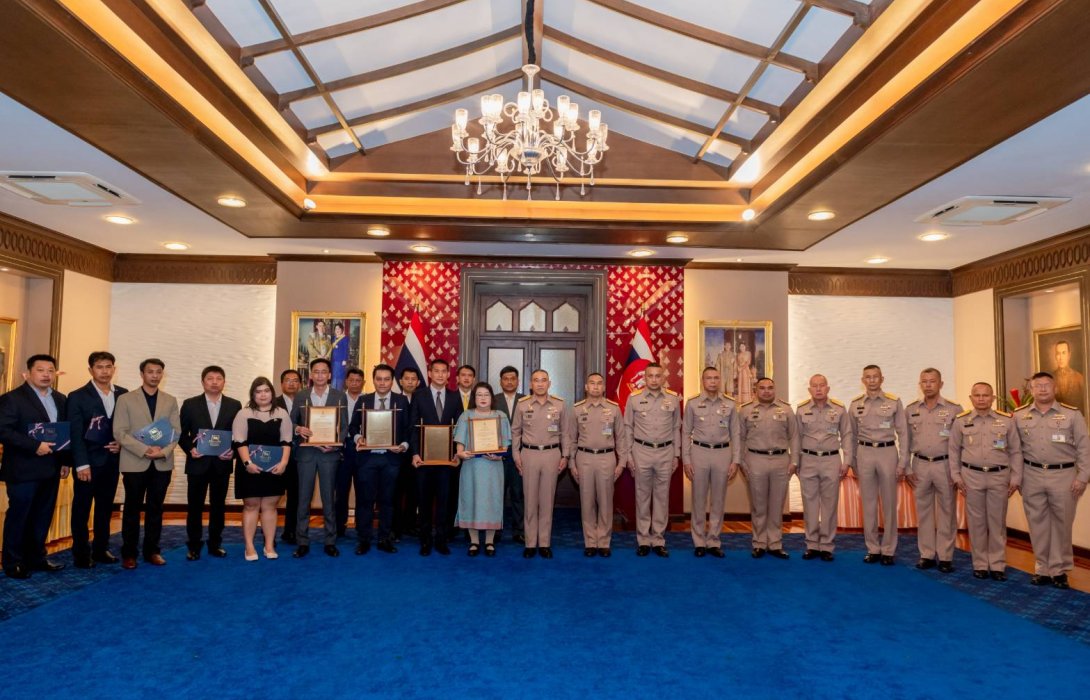 “ผบ.ทร.” มอบเครื่องหมายสหัทยานาวีและโล่ประกาศเกียรติคุณให้แก่หน่วยงานและบุคคล 