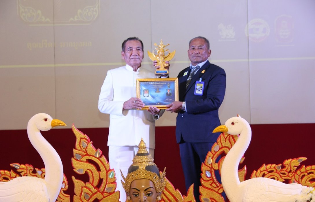 'ปรีดา มามูลผล' รับรางวัล 'พระนารายณ์ทรงสุบรรณพลังแห่งอำนาจและบารมี'