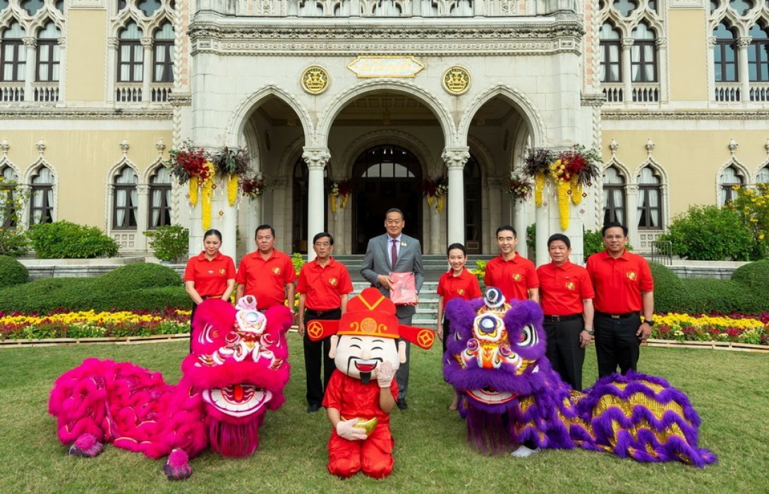 นายกรัฐมนตรี รับเสื้อแดงตรุษจีน พร้อมมอบอั่งเปาให้คณะเชิดสิงโต-มังกร