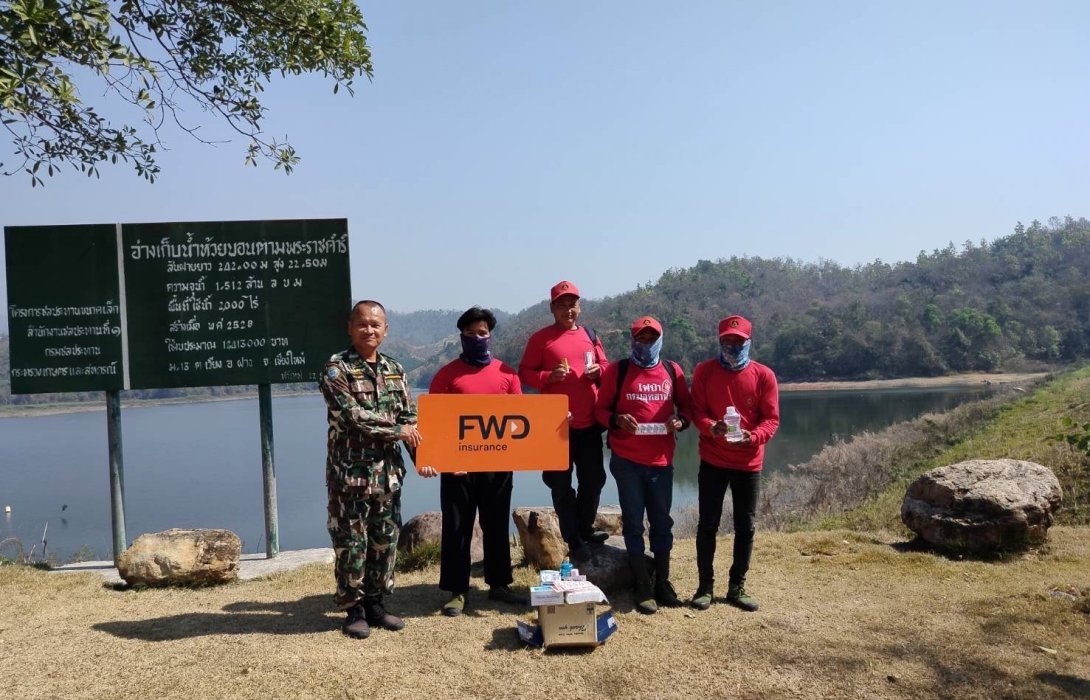 FWD ประกันชีวิต มอบเวชภัณฑ์ สนับสนุนเจ้าหน้าที่ดับไฟป่า เขตอุทยานแห่งชาติดอยผ้าห่มปก