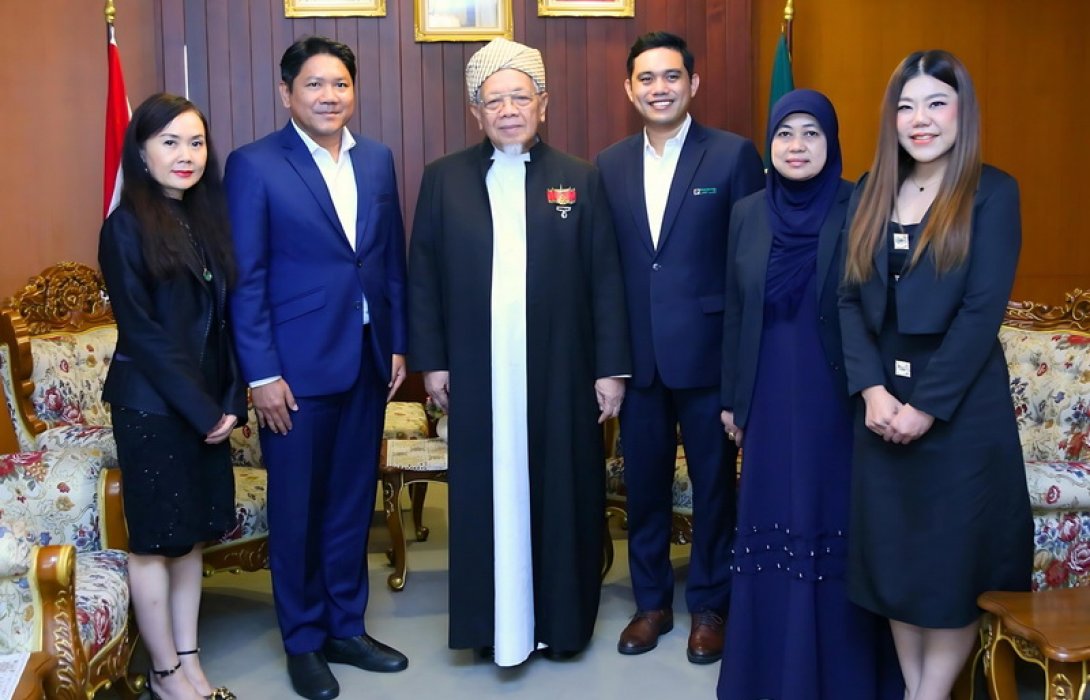 ฟิลลิปประกันชีวิตเข้าเยี่ยมคารวะจุฬาราชมนตรี