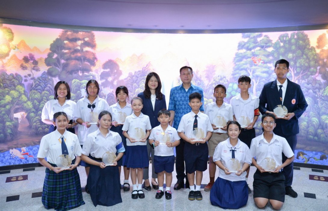 ทีเอ็มบีธนชาต สานต่อแนวคิดการพัฒนาเยาวชนให้มีความรู้ คู่คุณธรรม จัดพิธีมอบโล่รางวัลโครงการ “เยาวชนต้นแบบคนกตัญญู” ประจำปีการศึกษา 2566