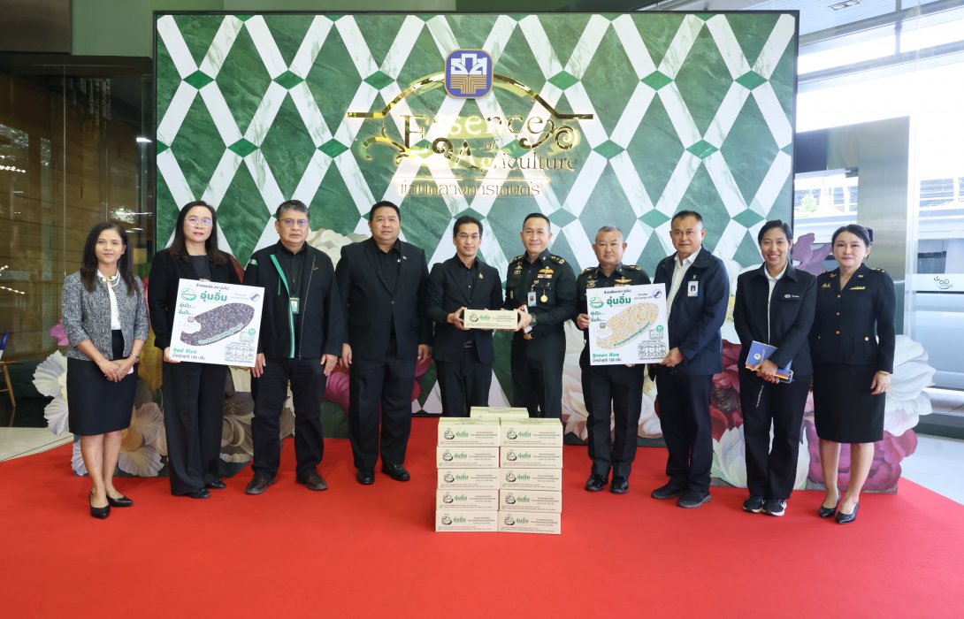 ธ.ก.ส. ร่วมส่งมอบข้าวพร้อมทานตราอุ่นอิ่ม 3,000 ถ้วยให้แก่ กอ.รมน. เพื่อช่วยประชาชนประสบอุทกภัยภาคใต้