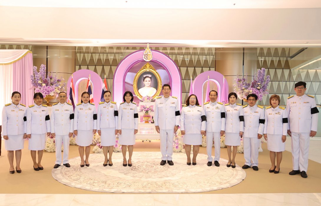 ออมสิน ทูลเกล้าฯ ถวายแจกันดอกไม้และลงนามถวายพระพรชัยมงคล เนื่องในโอกาสพระราชพิธีมหามงคลเฉลิมพระชนมพรรษา 4 รอบ สมเด็จพระนางเจ้าฯ พระบรมราชินี