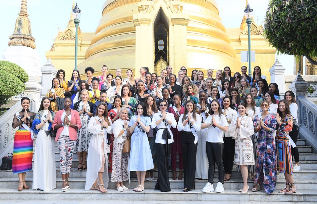 สาวงามมิสยูนิเวิร์สไหว้พระเสริมสิริมงคล ณ วัดพระแก้ว ก่อนชมสีสันยามค่ำคืนของกรุงเทพฯ แบบพาโนรามา