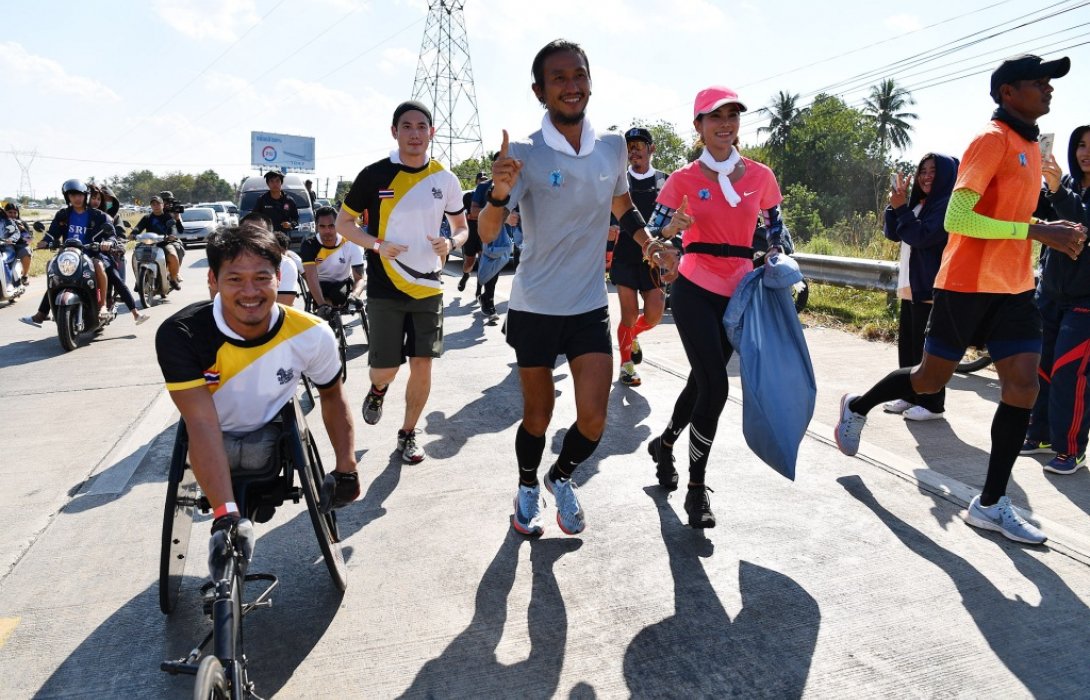 นักกีฬาพาราทีมชาติไทย ร่วมวิ่งเคียงข้างให้กำลังใจ“พี่ตูน”โครงการก้าวคนละก้าว ที่กำแพงเพชร
