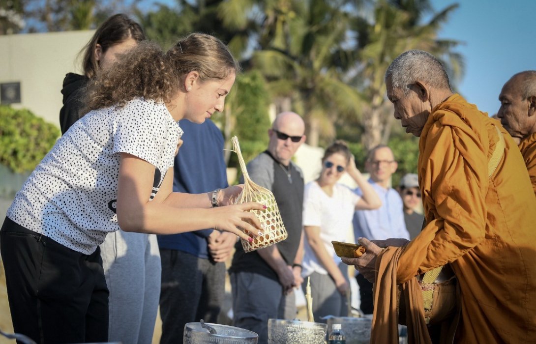 นักเทนนิสสาวร่วมใส่บาตรริมหาดหัวหิน-“สุวัจน์”เชียร์ทั้ง4คนซิวแชมป์ออสซี่โอเพ่น