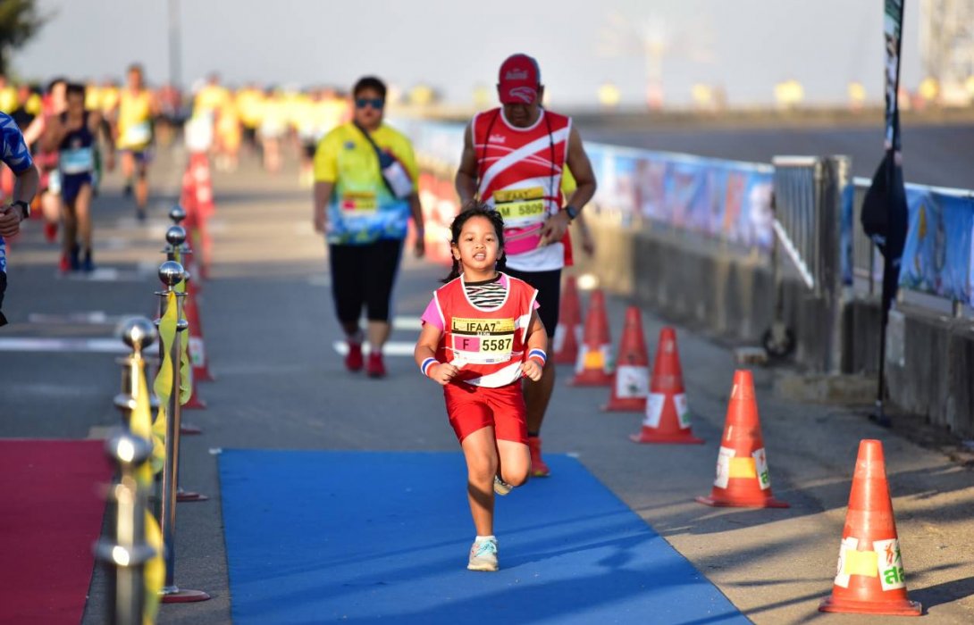 โคราชฮาล์ฟมาราธอนลอยฟ้า 2018 สุดคึกคัก นักวิ่งปอดเหล็กกว่า 4,000 คน เข้าร่วมชิงชัย