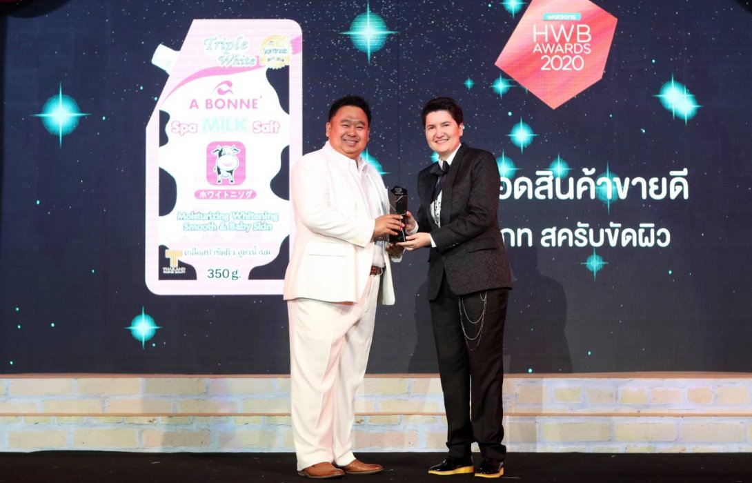 สุเมธ งามเจริญ ประธานบริษัท เอ พลัส ซัพพลาย จำกัด รับรางวัลสุดยอดสินค้าขายดี