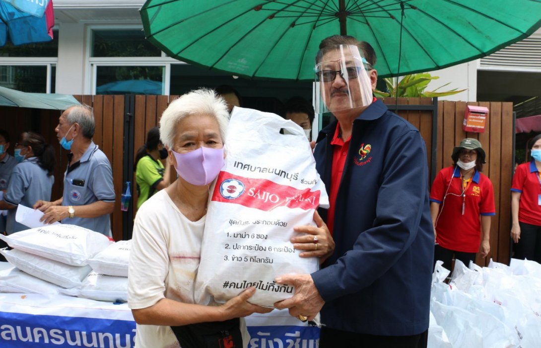 เทศบาลนครนนทบุรีมอบถุงยังชีพ ร่วมฝ่าภัย โควิด-19