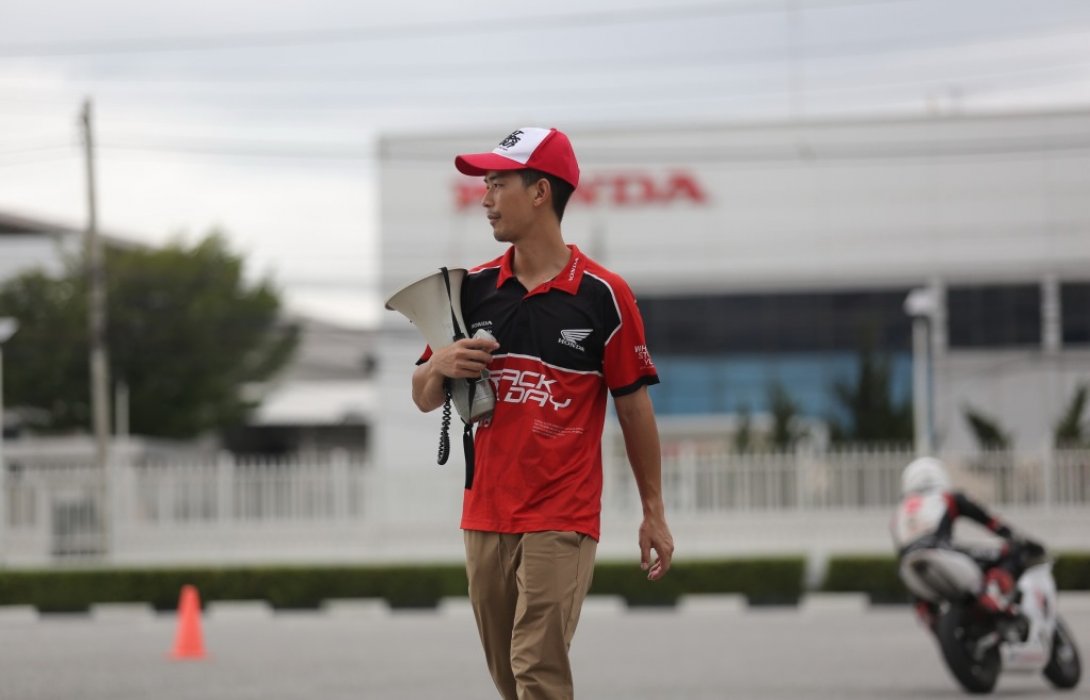 “ฟิล์ม-รัฐภาคย์” คุมทัพนักบิดดาวรุ่ง ควบรถ Honda NSF100 ติวเข้มซ้อมทักษะขับขี่
