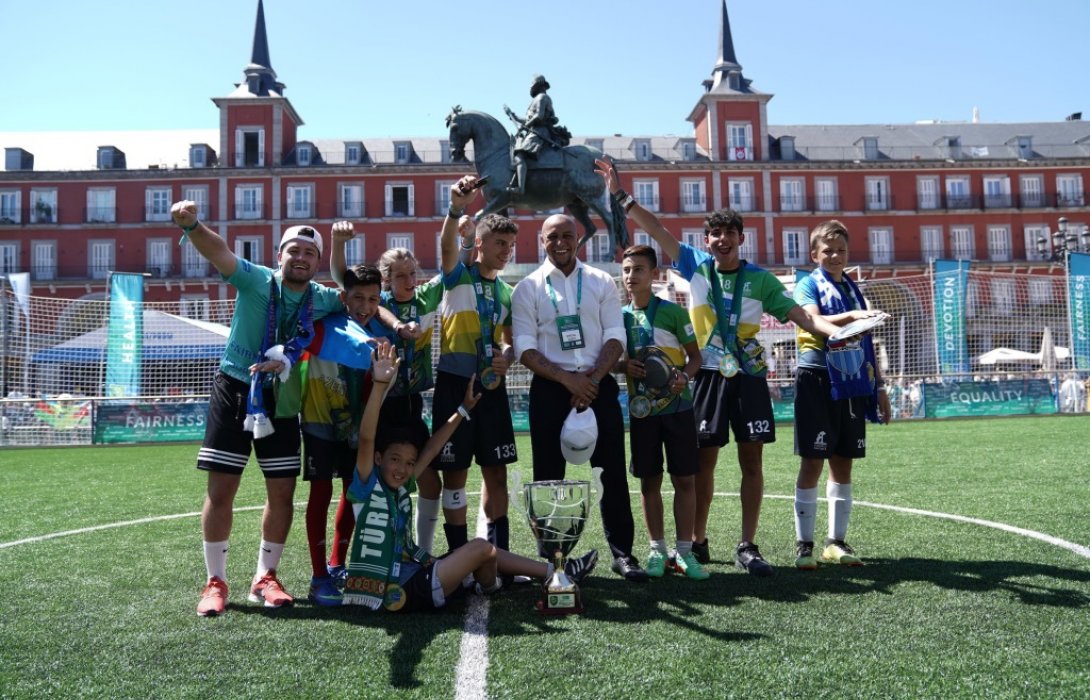 โรแบร์โต้ คาร์ลอส รับตำแหน่งทูตสันถวไมตรีของโครงการ Football for Friendship  