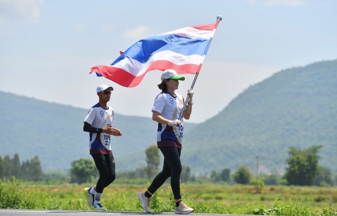 วิ่งธงชาติไทยวันที่ 42 พิชิตภารกิจสุดโหด 106.2 กม. พี่น้องชาวไทยผนึกทีมมาร์แชลร่วมส่งกำลังใจ 