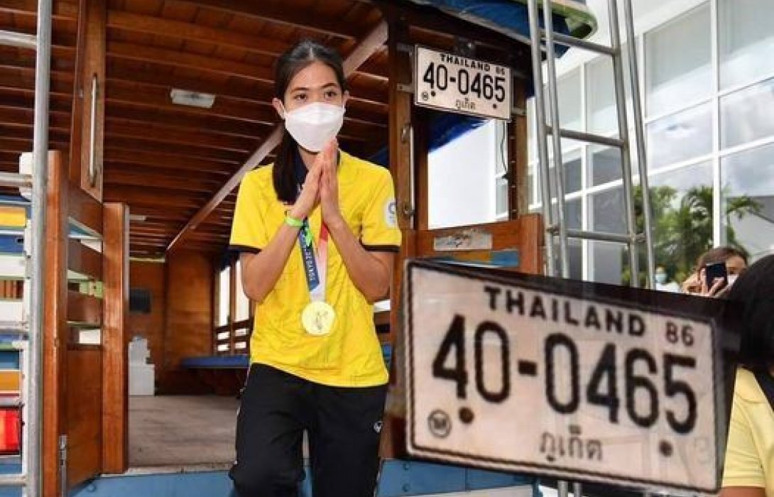 น้องเทนนิส เหรียญทองประวัติศาสตร์ ถึงเมืองไทยแล้ว  ชาวเมืองภูเก็ตแห่รับสุดอบอุ่น 