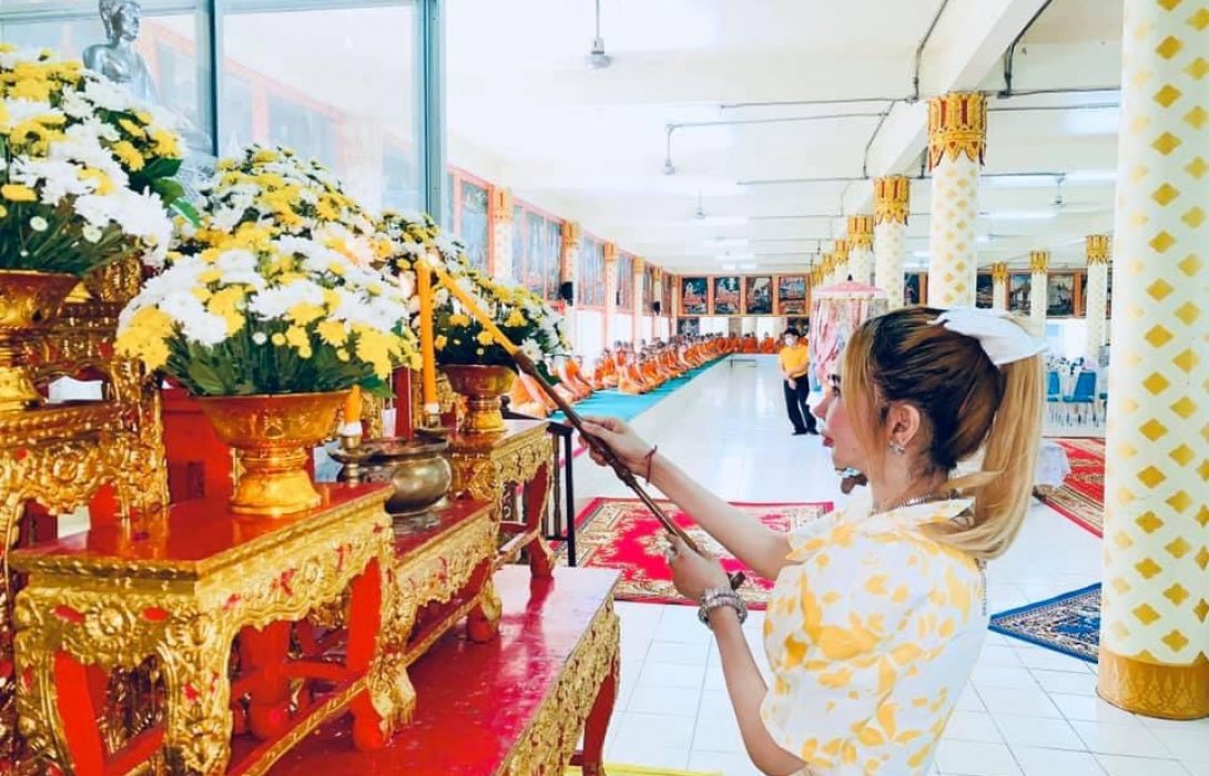 นักธุรกิจใจบุญ “พีช สุพิชญา ไพฑูลย์” ทำบุญวันเกิด มอบทุน การศึกษาสามเณร 90 องค์ แจกข่าวสาร คนจน 2,500 กิโล