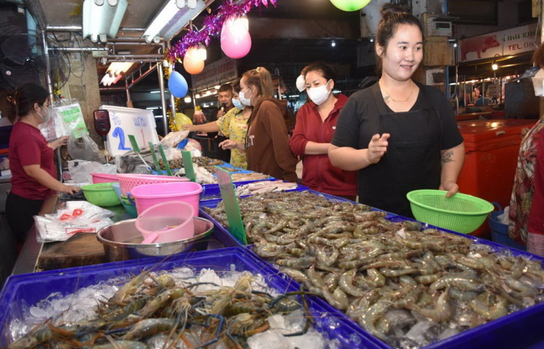 ตลาดแทบแตก! “ร้านน้องกวางปลาน้ำจืด” จัดโปรส่งท้ายปี 2 แถม 1
