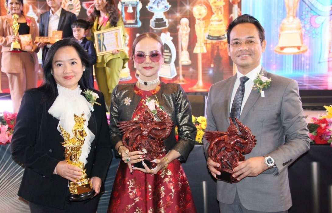 สุดปลื้ม! ผอ.ฟ้า คว้า 2 รางวัล คนดีของแผ่นดินเดินตามรอยพระยุคลบาท ครั้งที่ 12 