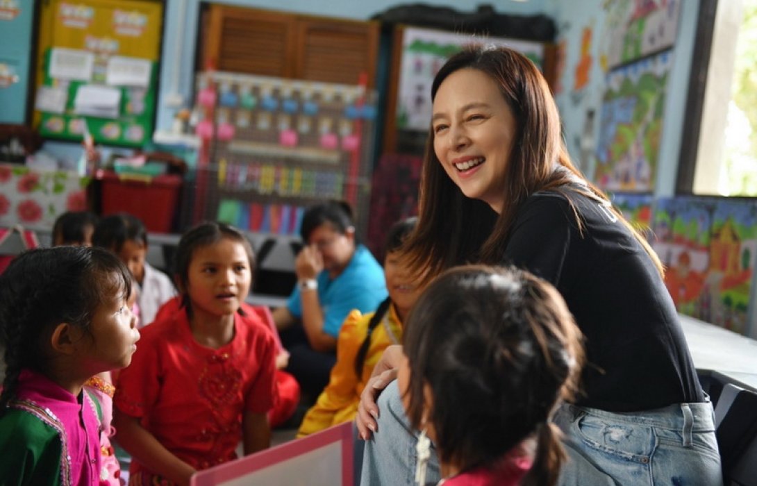 มาดามแป้งลงพื้นที่ร่วมกับยูนิเซฟเพื่อเยี่ยมเด็กข้ามชาติในพื้นที่ห่างไกลใน จ.เชียงใหม่