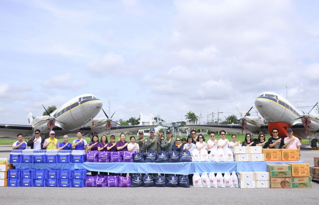 เดอะมอลล์ กรุ๊ป ร่วมกับ กองทัพอากาศ ลงพื้นที่ช่วยเหลือผู้ประสบภัยน้ำท่วม อำเภอบางระกำ จังหวัดพิษณุโลก